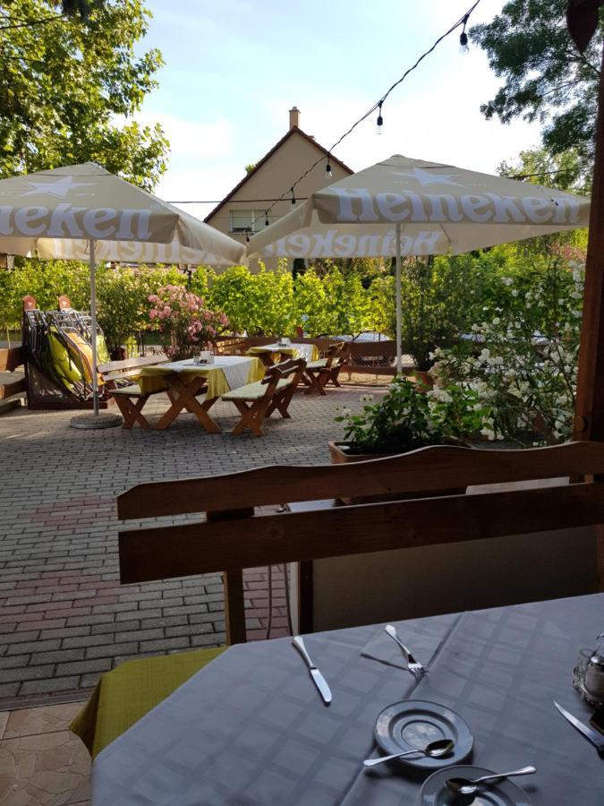 Sommer Panzio Balatonföldvár Buitenkant foto