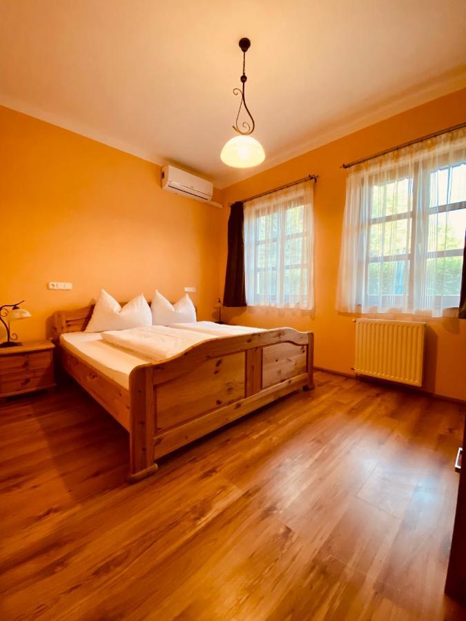 Sommer Panzio Balatonföldvár Buitenkant foto