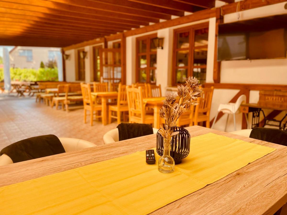 Sommer Panzio Balatonföldvár Buitenkant foto
