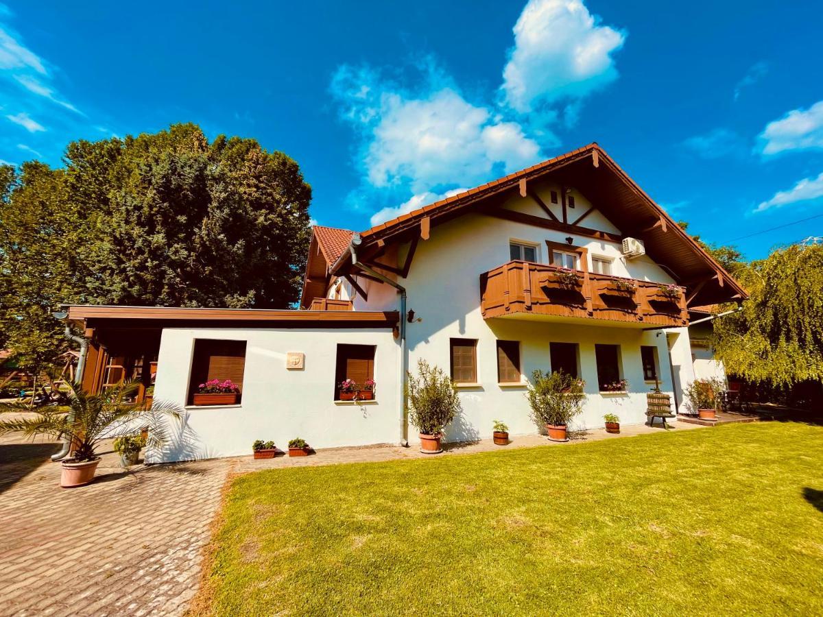 Sommer Panzio Balatonföldvár Buitenkant foto