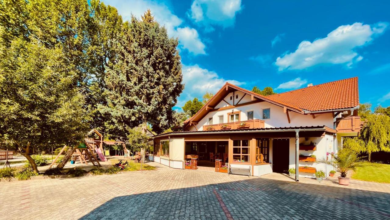 Sommer Panzio Balatonföldvár Buitenkant foto