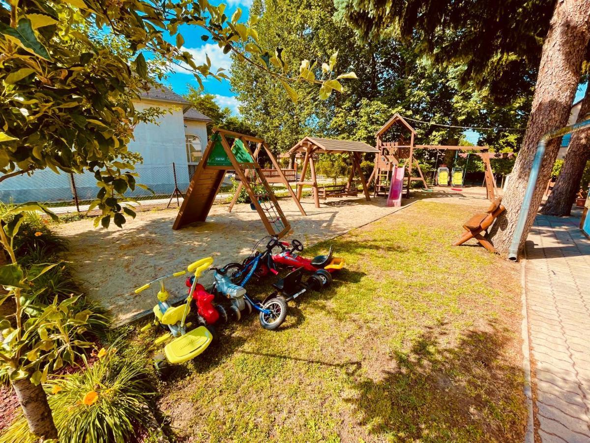 Sommer Panzio Balatonföldvár Buitenkant foto