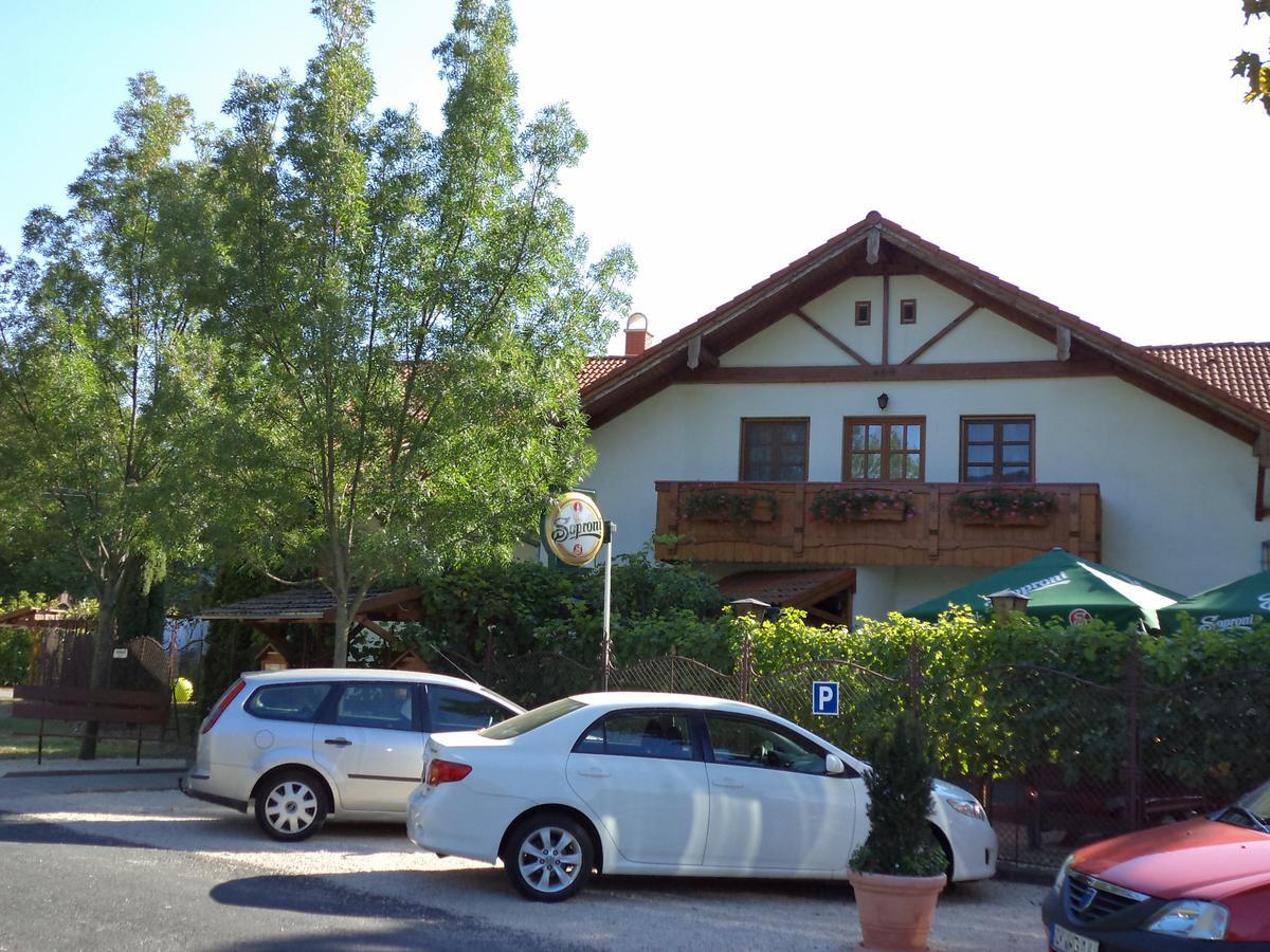 Sommer Panzio Balatonföldvár Buitenkant foto